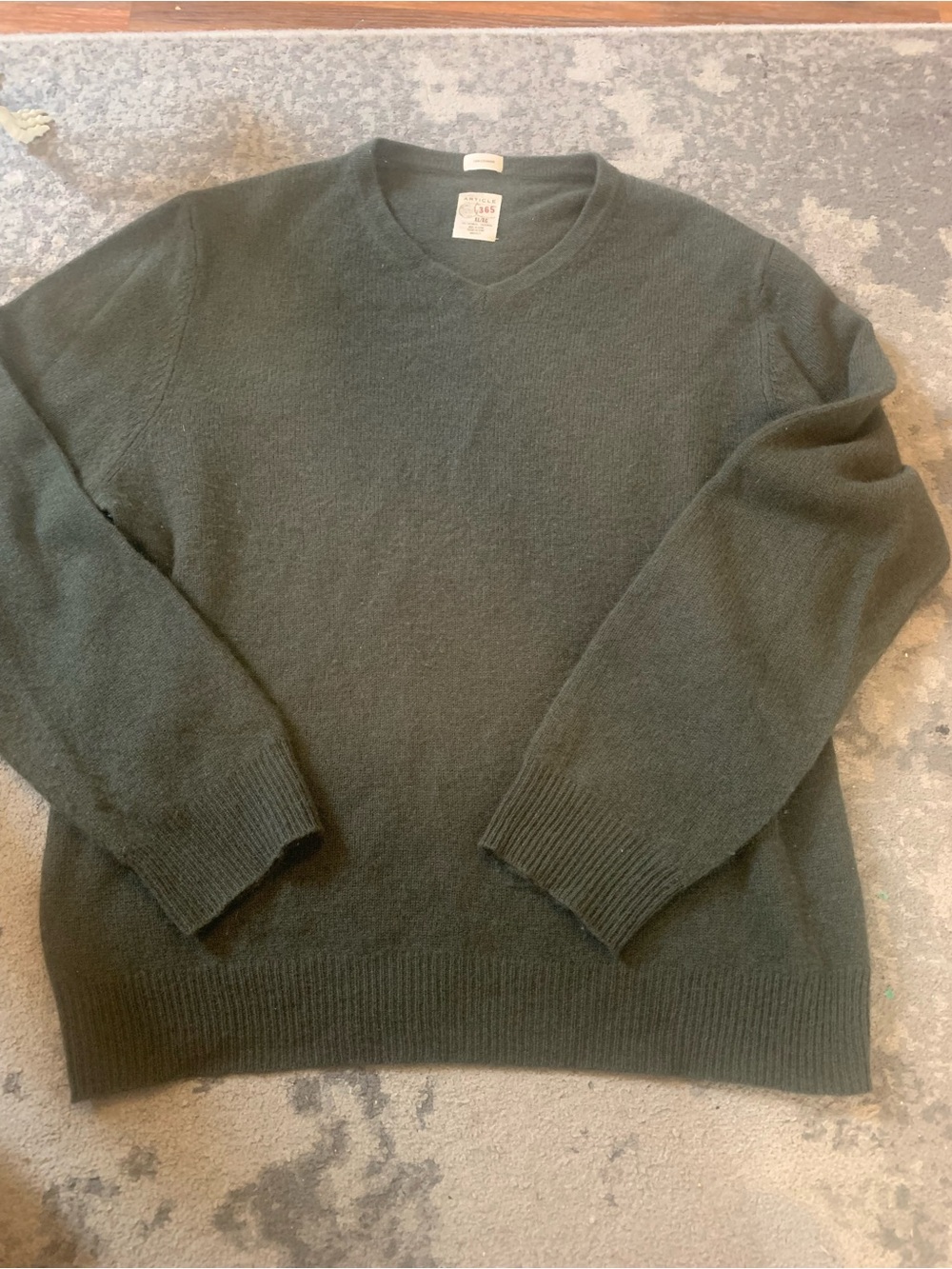 Article Men's cashmere V-Neck Sweater in Forest Green